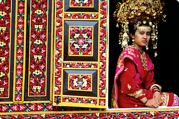 Een bruidegom draagt een songket, West-Sumatra