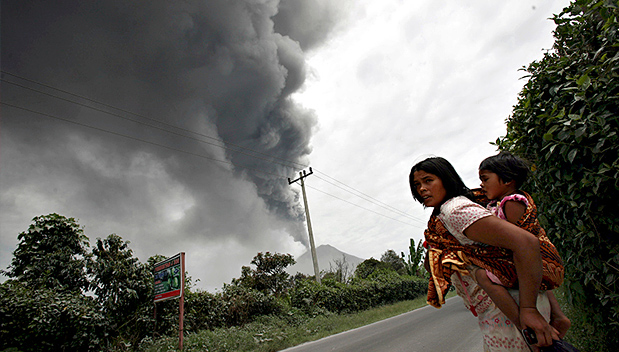 Sinabung vulkaan barst voor derde keer uit